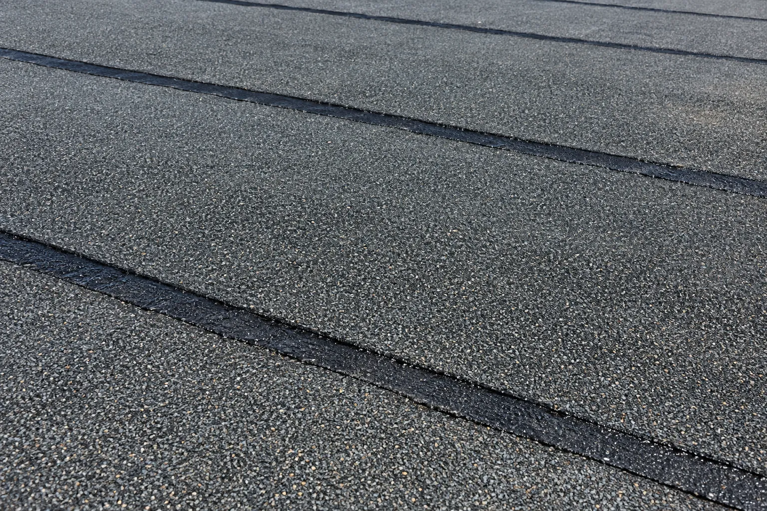 Modified bitumen cap sheet with torch-welded seams on a Florida low-slope roof