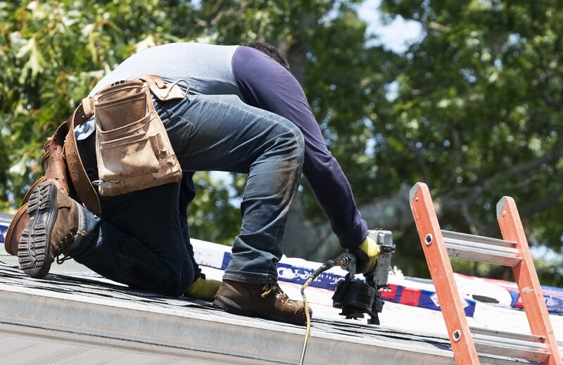 Maintaining and replacing mobile roofs