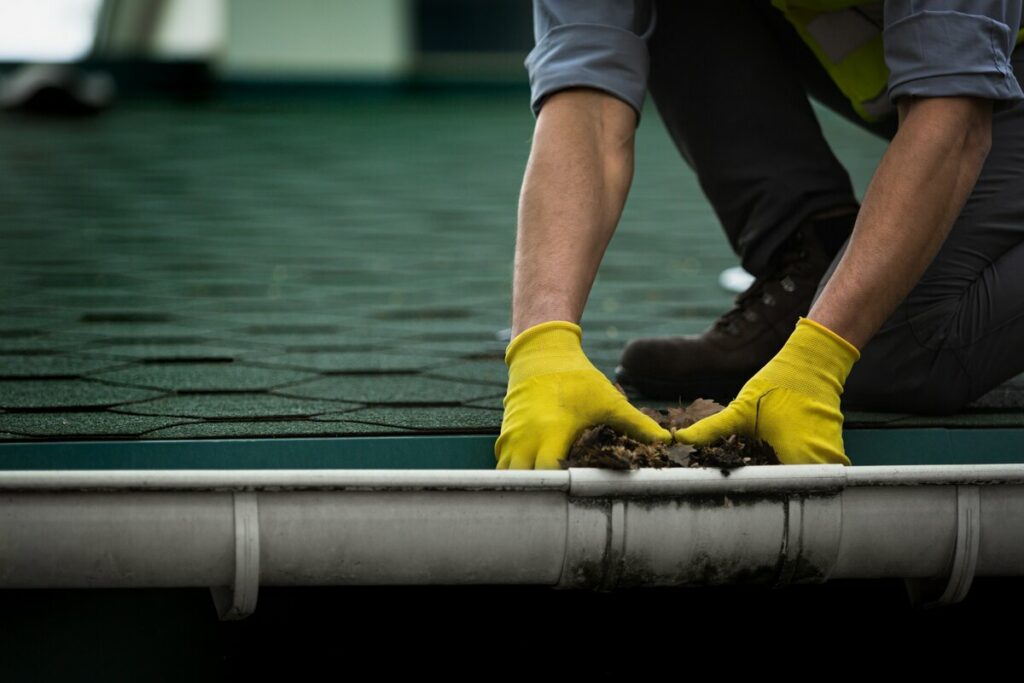 cleaning gutter in Lakeland