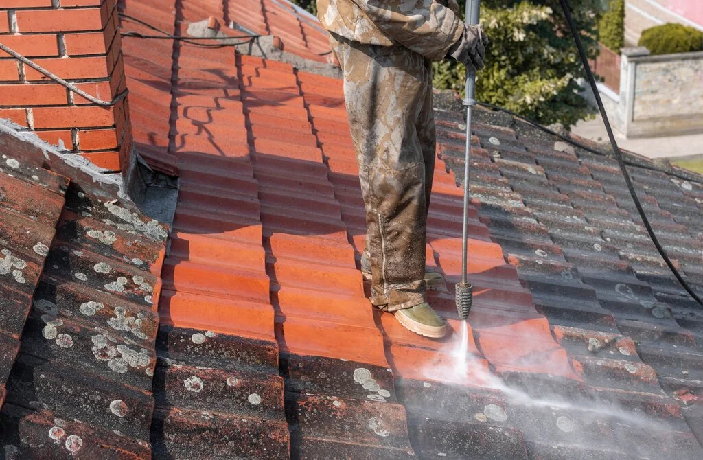 Tile roof cleaning by pressure water in Lakeland